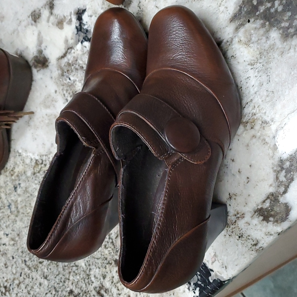 Clarks bindables heels Size 8 1/2 M leather uppers chunky Brown shoes size 8.5